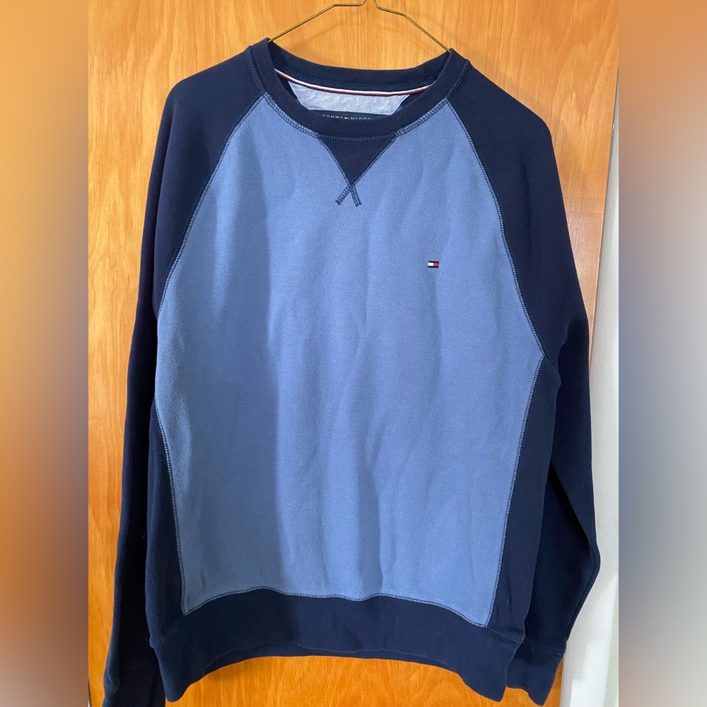 Men’s Tommy Hilfiger blue pullover shirt.